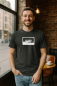 Preview: Unisex Bio-T-Shirt mit C90 Kassetten-Motiv – Anthrazit, handbedruckt in Weiß
