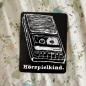 Preview: Magnet „Hörspielkind“ | Kühlschrankmagnet | Retro Kassettenmotiv | Geschenkidee | Nostalgie für 80er & 90er Kids