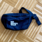 Preview: Hip Bag Schwarz – recycelte Bauchtasche mit NO SMALL TALK Druck – Handbedrucktes Unikat