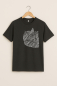 Preview: Essential Men T-Shirt mit Striped Fuchs-Illustration – Dark Heather Grey, handbedruckt in Weiß