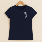 Preview: Maritimes Damen T-Shirt navyblau mit weißem Seepferdchen – handbedruckt im Siebdruckverfahren