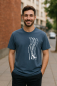 Preview: Wellenwall T-Shirt Herren – Dark Heather Blue – Bio Baumwolle – Relaxed Fit – Handdruck in Weiß – Fair & Vegan
