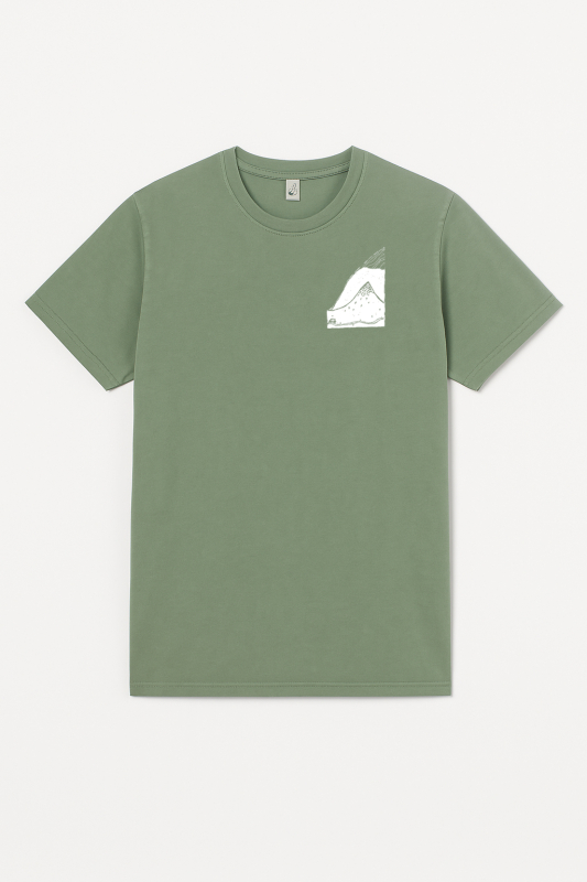 Unisex T-Shirt „Bergpanorama“ – Stone Washed Sage Green, Bio-Baumwolle, Earth Positive