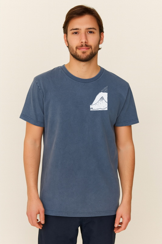 Unisex T-Shirt „Bergpanorama“ – Stone Washed Denim Blue, Bio-Baumwolle, Earth Positive