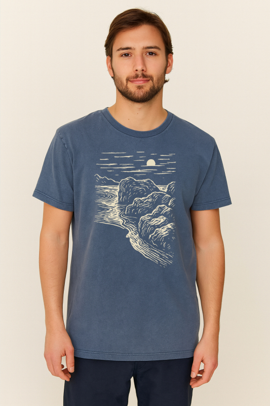 Unisex T-Shirt „Black Beach“ – Stone Washed Denim Blue, Bio-Baumwolle, Earth Positive