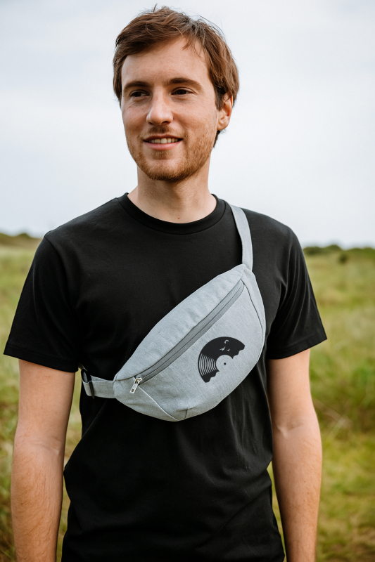 Hip Bag „Vinyl Sun“ – Bauchtasche aus recyceltem Canvas in Grau oder Natur, handbedruckt & nachhaltig