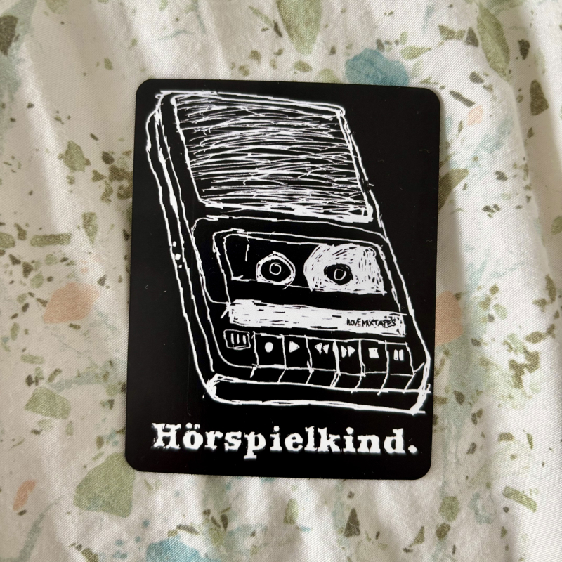 Magnet „Hörspielkind“ | Kühlschrankmagnet | Retro Kassettenmotiv | Geschenkidee | Nostalgie für 80er & 90er Kids