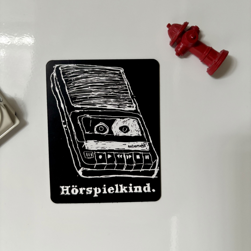 Magnet „Hörspielkind“ | Kühlschrankmagnet | Retro Kassettenmotiv | Geschenkidee | Nostalgie für 80er & 90er Kids