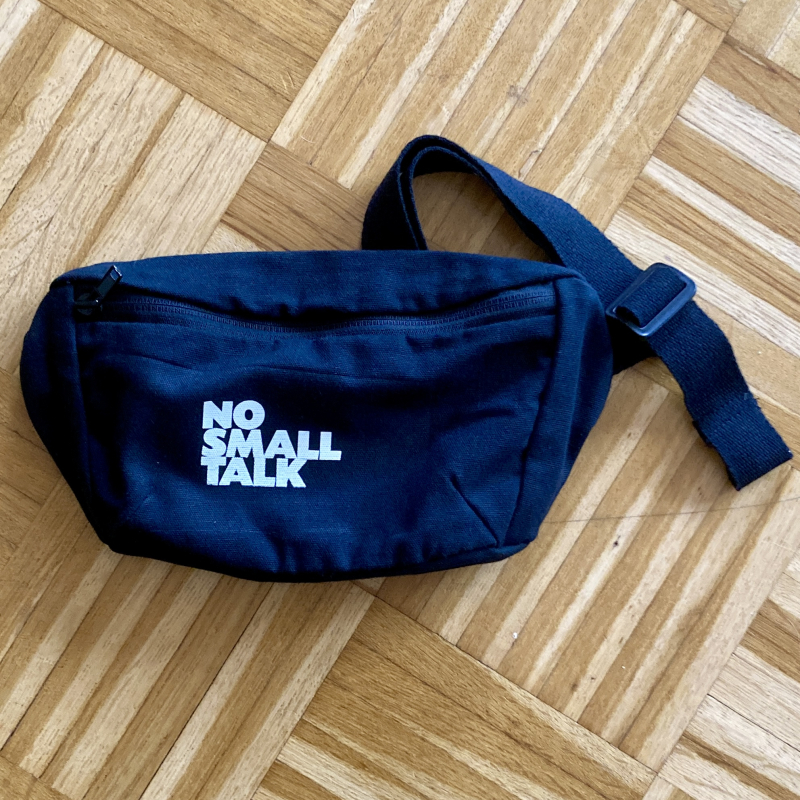 Hip Bag Schwarz – recycelte Bauchtasche mit NO SMALL TALK Druck – Handbedrucktes Unikat