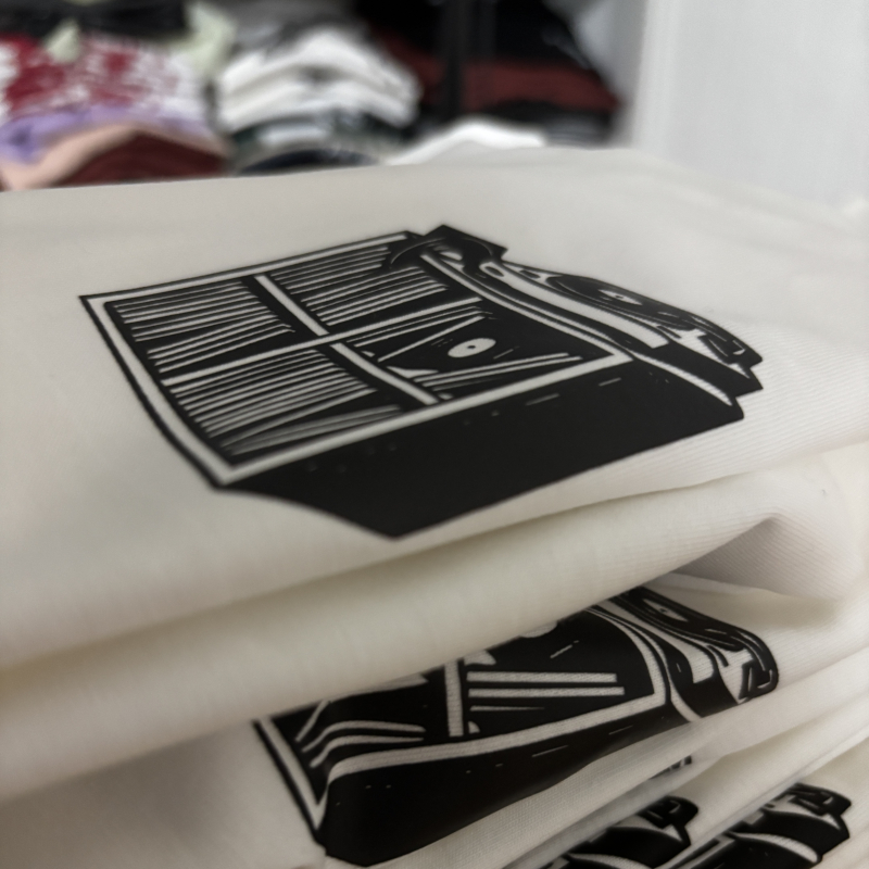 Preview: Plattenregal T-Shirt – Off White | Nachhaltiges Unisex Shirt für Vinyl- & Musikfans
