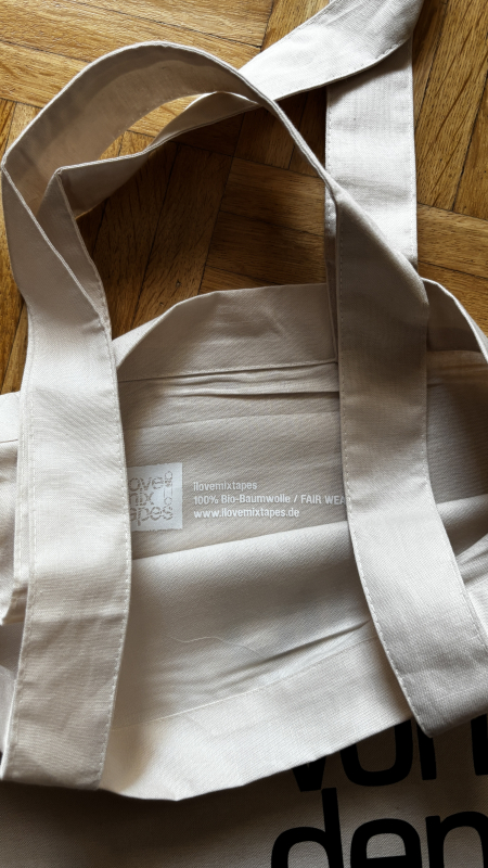 Preview: Bio Tote Bag „eine von den juten“ – Stofftasche Light Beige, Fairwear, Siebdruck, nachhaltiger Shopper