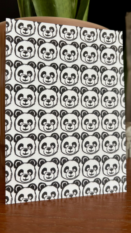 Postkarte „Pandas überall“ – kleine Pandas, große Freude