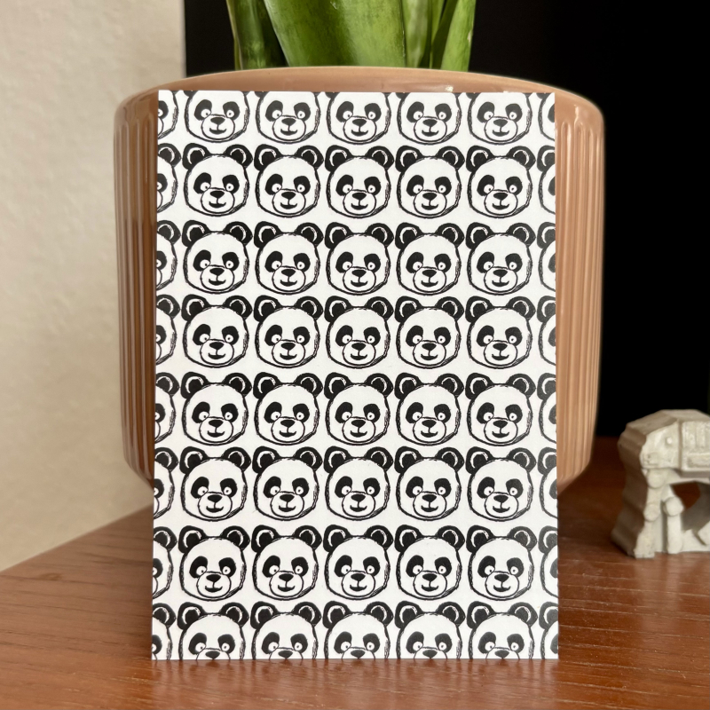 Postkarte „Pandas überall“ – kleine Pandas, große Freude