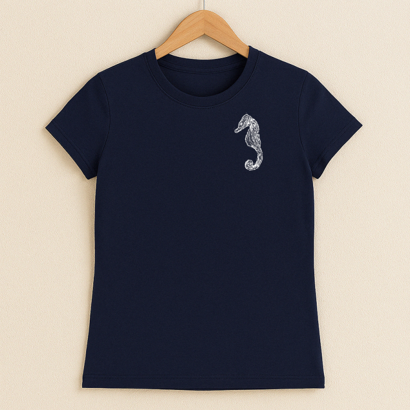 Maritimes Damen T-Shirt navyblau mit weißem Seepferdchen – handbedruckt im Siebdruckverfahren