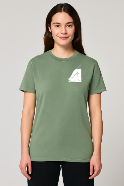 Unisex T-Shirt „Bergpanorama“ – Stone Washed Sage Green, Bio-Baumwolle, Earth Positive