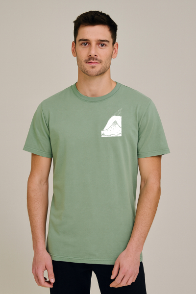 Unisex T-Shirt „Bergpanorama“ – Stone Washed Sage Green, Bio-Baumwolle, Earth Positive