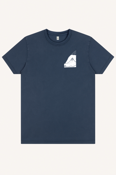 Unisex T-Shirt „Bergpanorama“ – Stone Washed Denim Blue, Bio-Baumwolle, Earth Positive