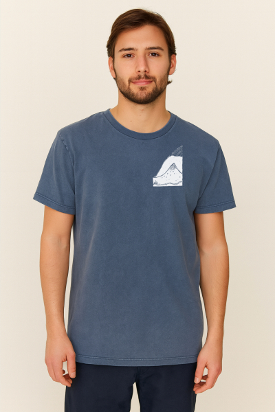 Unisex T-Shirt „Bergpanorama“ – Stone Washed Denim Blue, Bio-Baumwolle, Earth Positive