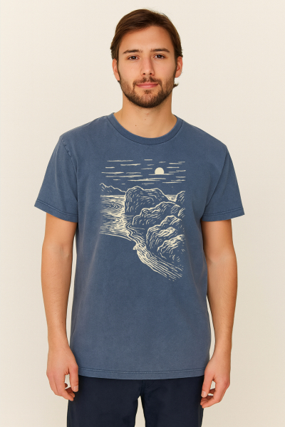 Unisex T-Shirt „Black Beach“ – Stone Washed Denim Blue, Bio-Baumwolle, Earth Positive