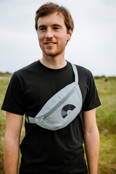 Hip Bag „Vinyl Sun“ – Bauchtasche aus recyceltem Canvas in Grau oder Natur, handbedruckt & nachhaltig