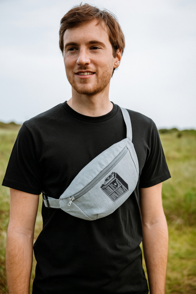 Hip Bag „Das kleine Plattenregal“ – Bauchtasche aus recyceltem Canvas in Grau oder Natur, handbedruckt & nachhaltig