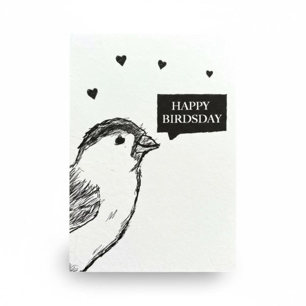 „Happy Bird­sday“ – Witzige Postkarte Vogelkarte zum Geburtstag, handgezeichnet & nachhaltig