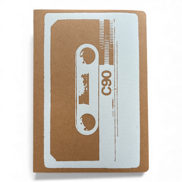 Notizbuch A5 | C90 Tape Kassette | Handbedruckt im Siebdruck | Kraftpapier | Gepunktet | 32 Seiten | FSC-zertifiziert | Handmade