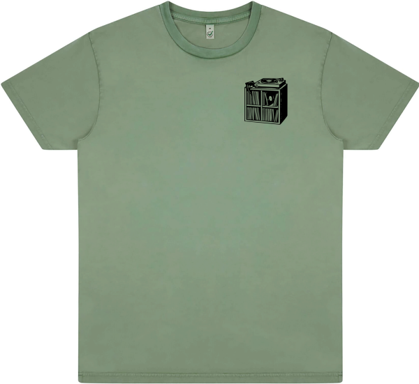 Unisex T-Shirt „Das kleine Plattenregal“ – Stone Washed Sage Green, Bio-Baumwolle, Earth Positive