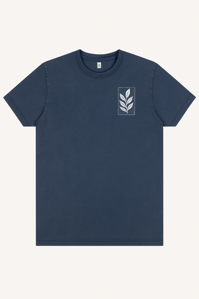 Unisex T-Shirt „Der Zweig“ – Stone Washed Denim Blue, Bio-Baumwolle, Earth Positive