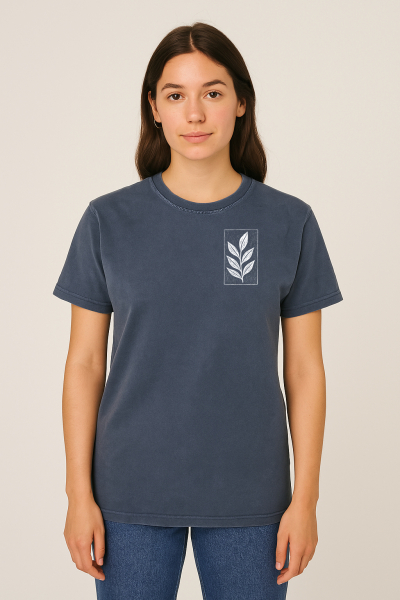 Unisex T-Shirt „Der Zweig“ – Stone Washed Denim Blue, Bio-Baumwolle, Earth Positive