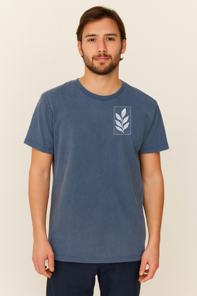 Unisex T-Shirt „Der Zweig“ – Stone Washed Denim Blue, Bio-Baumwolle, Earth Positive
