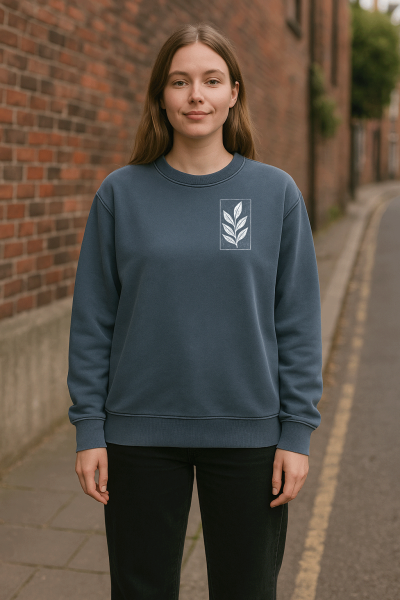 Der Zweig – Handbedrucktes Unisex Sweatshirt aus Bio-Baumwolle | Stone Washed Denim