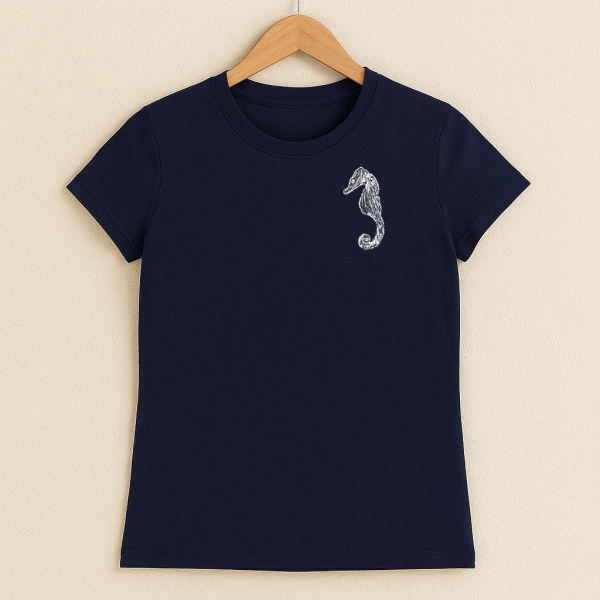 Maritimes Damen T-Shirt navyblau mit weißem Seepferdchen – handbedruckt im Siebdruckverfahren
