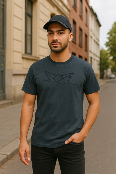 T-Shirt "Paperboat" – Unisex Shirt aus Bio-Baumwolle – India Ink Grey - black print