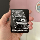 Magnet „Hörspielkind“ | Kühlschrankmagnet | Retro Kassettenmotiv | Geschenkidee | Nostalgie für 80er & 90er Kids